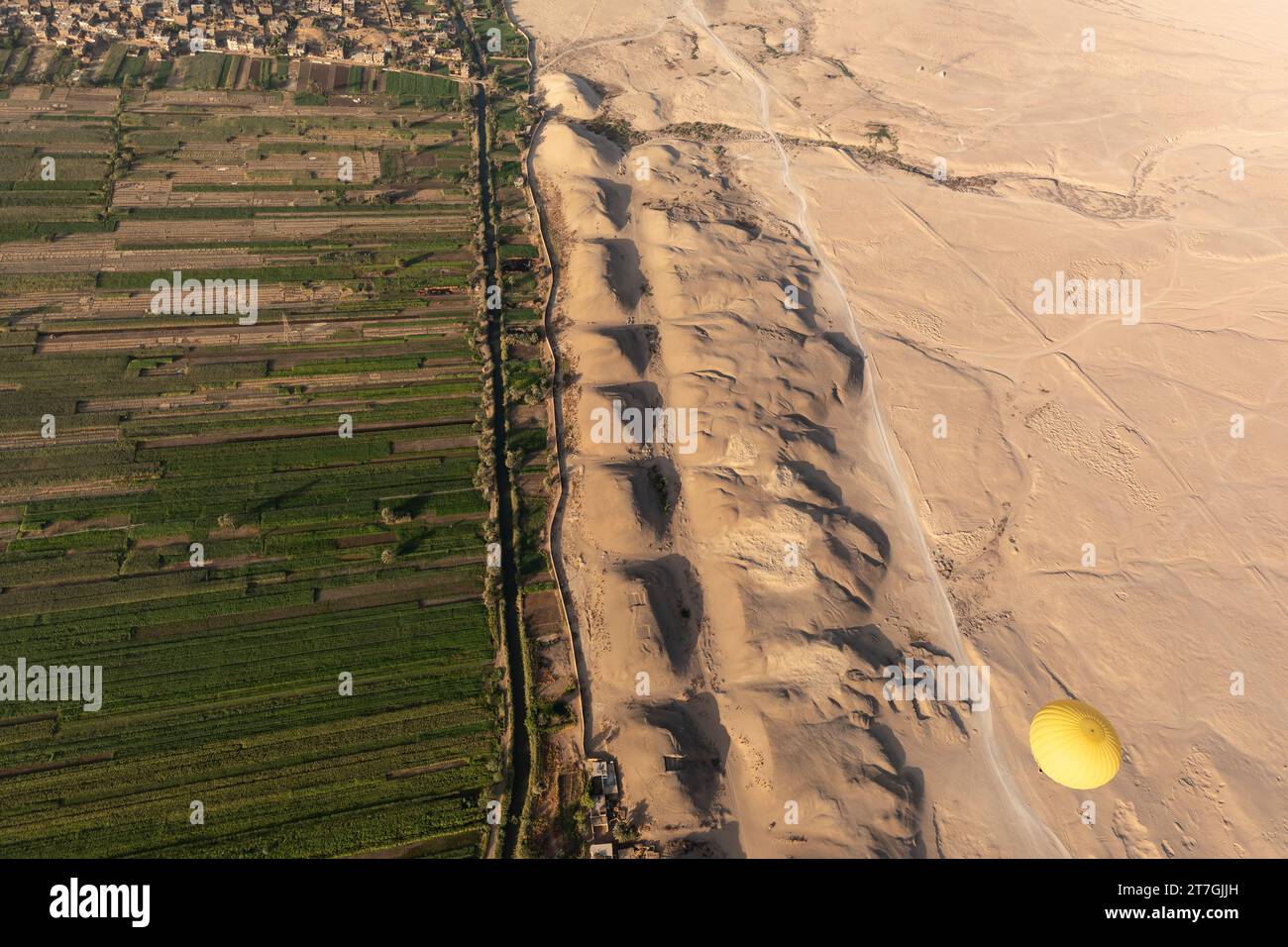 Aus der Vogelperspektive des Heißluftballons über der Reihe der antiken Pyramidengräber am Rande der Wüste und der fruchtbaren Niltaler Felder Stockfoto