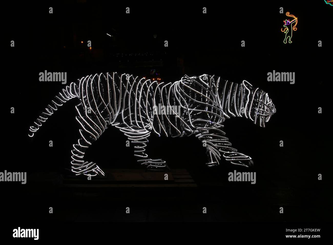 Durham City Market Place: Hurts so Good, Künstlerin Chila Burmans MBE, Neonlicht-Kunstwerke, die zusammen Burmans reiches Hindu-Punjabi-Erbe feiern, Durham City, Großbritannien, 15. November 2023, Quelle: DEW/Alamy Live News Stockfoto Durham City Market Place: Hurts so Good, Künstlerin Chila Burmans MBE, Neonlicht-Kunstwerke, die zusammen Burmans reiches Hindu-Punjabi-Erbe feiern, Durham City, Großbritannien, 15. November 2023, Quelle: DEW/Alamy Live News Stockfoto