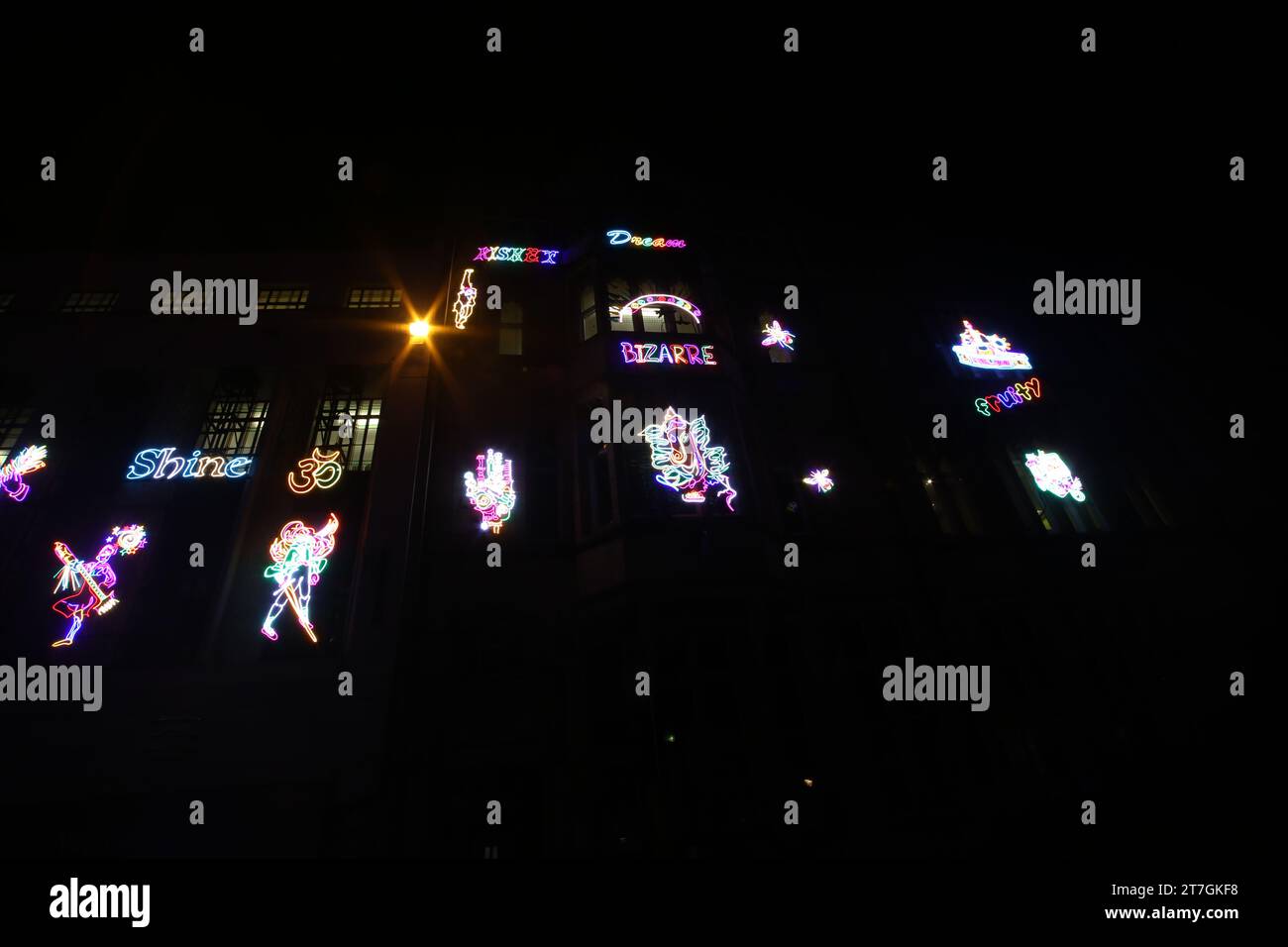 Durham City Market Place: Hurts so Good, Künstlerin Chila Burmans MBE, Neonlicht-Kunstwerke, die zusammen Burmans reiches Hindu-Punjabi-Erbe feiern, Durham City, Großbritannien, 15. November 2023, Quelle: DEW/Alamy Live News Stockfoto Durham City Market Place: Hurts so Good, Künstlerin Chila Burmans MBE, Neonlicht-Kunstwerke, die zusammen Burmans reiches Hindu-Punjabi-Erbe feiern, Durham City, Großbritannien, 15. November 2023, Quelle: DEW/Alamy Live News Stockfoto