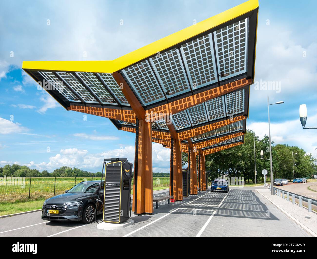 Ladestation für Elektrofahrzeuge an der Autobahn A2. Fastned Schnellladegerät. In die Dachkonstruktion integrierte Solarpaneele. Niederlande Stockfoto