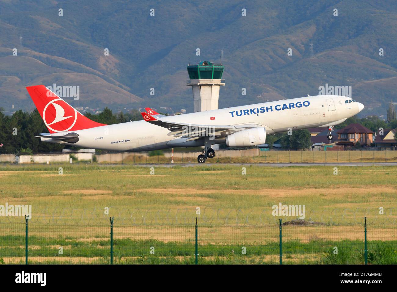 Der türkische Frachtflugzeug Airbus A330-200F startet. Flugzeug Airbus A330 für Frachttransporte von Turkish Airlines Cargo Rotation. Stockfoto