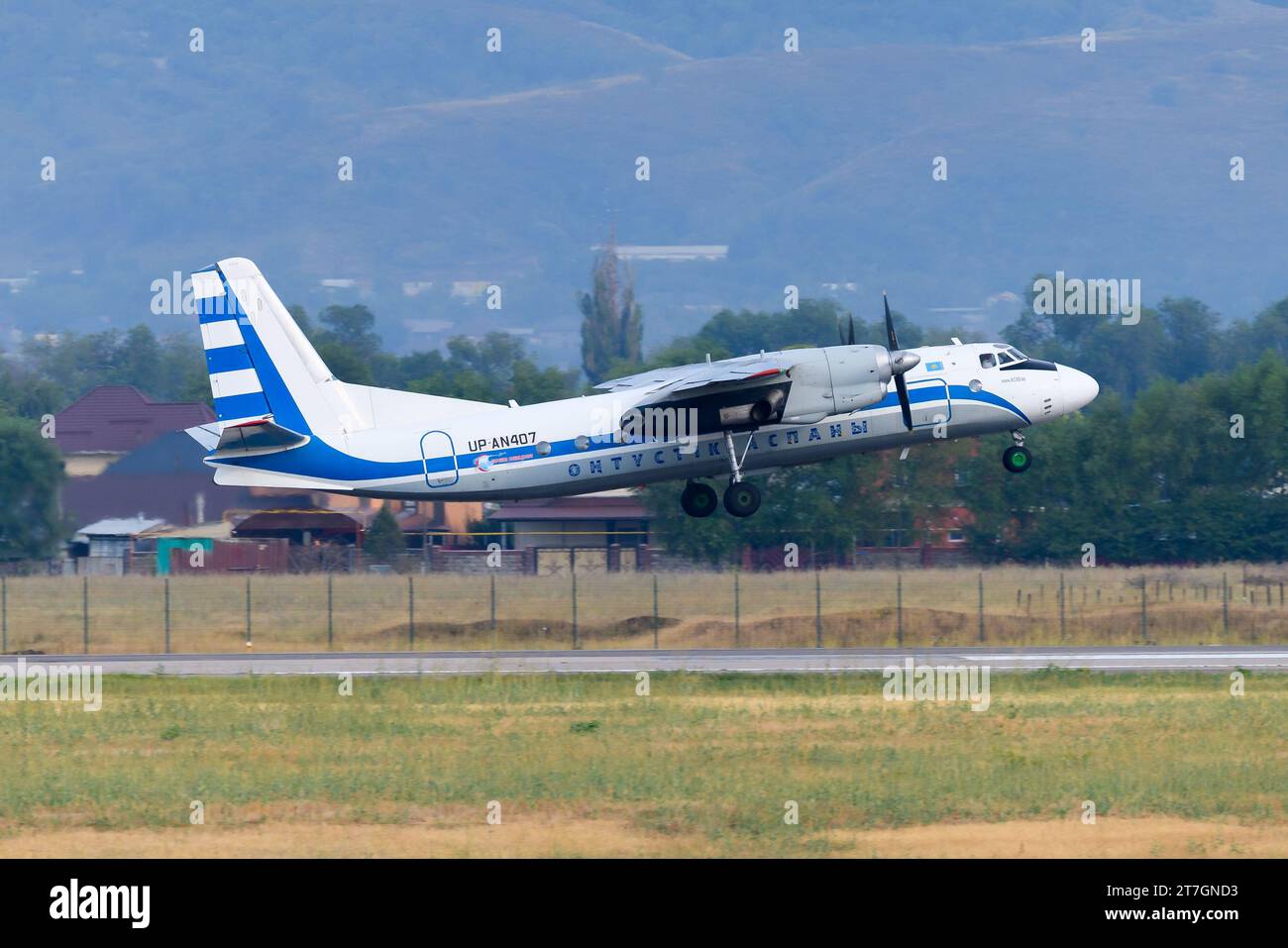 Southern Sky Antonov an-24B-Flugzeug startet. Flugzeug aus der sowjetischen Ära, das den Flughafen Almaty in Kasachstan verlassen hat. Das sowjetische HiSky-Turboprop-Flugzeug Antonov 24. Stockfoto