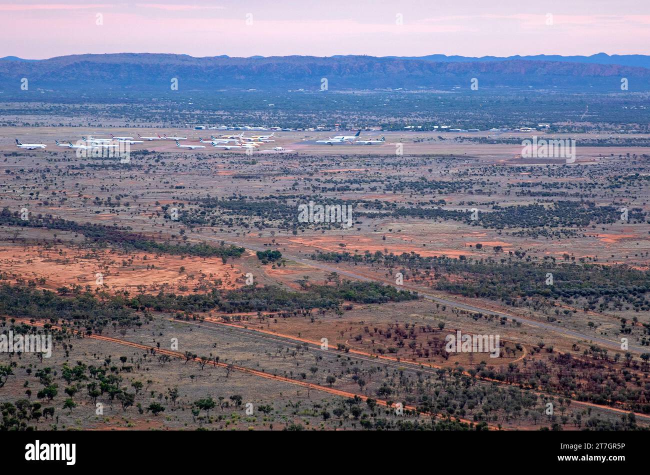 Aus der Vogelperspektive über die Wüste zum Flughafen Alice Springs Stockfoto