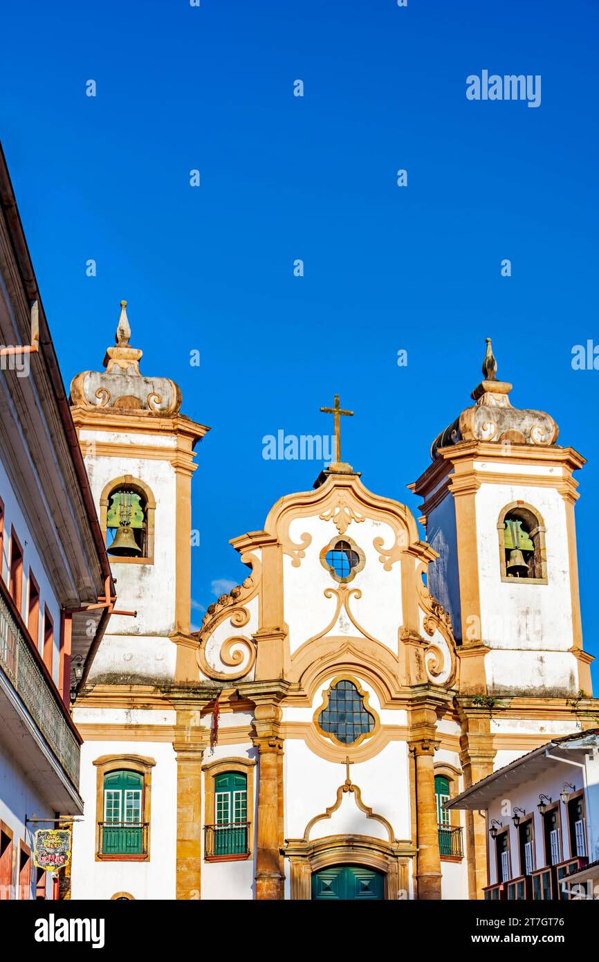 Vor der historischen Barockkirche und den umliegenden Kolonialhäusern in der Stadt Ouro Preto in Minas Gerais, Brasilien Stockfoto