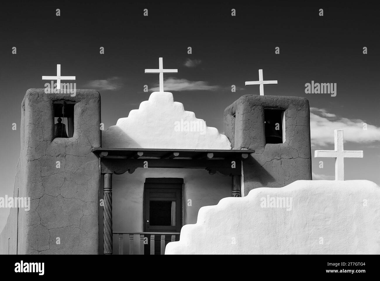 San Geronimo Kapelle, Kreuz, Kirche, Religion, glaube, Christentum, adobe-Stil, Blue Sky, Taos, New Mexico, USA Stockfoto