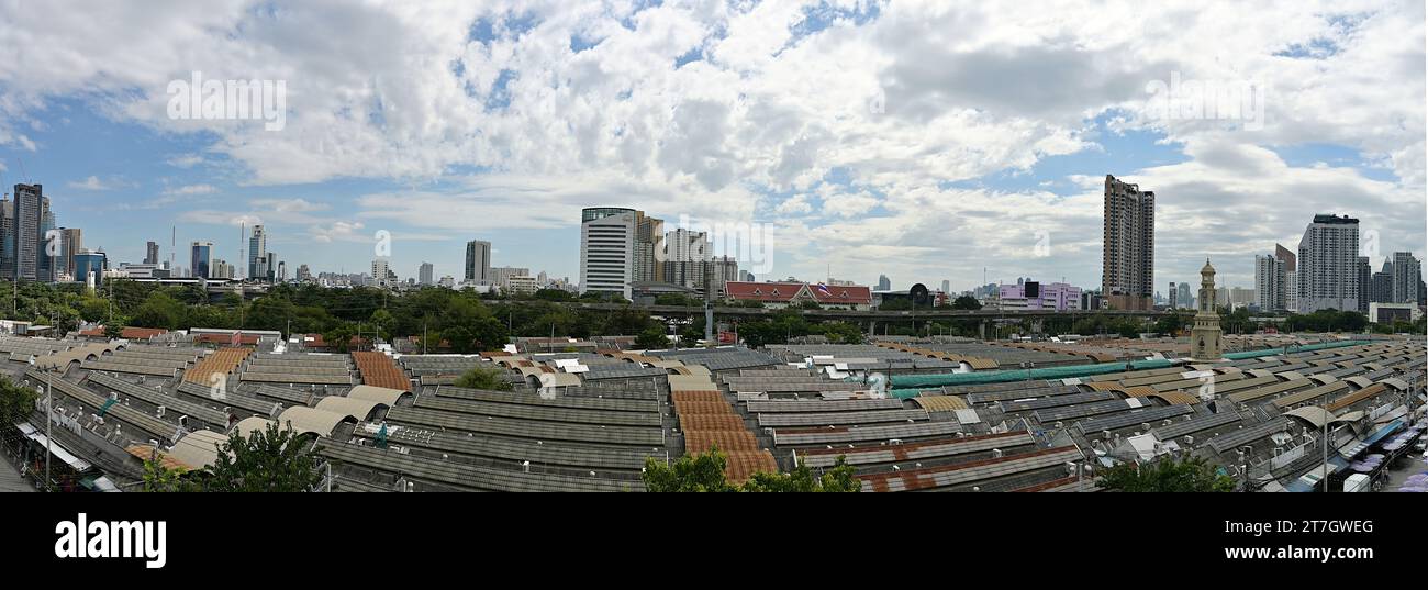 Panorama des weitläufigen Chatuchak Markts mit Mo Chit BTS Station auf der linken Seite und Geschäftsgebäuden entlang der Kamphaeng Phet Road im Hintergrund, Bangkok Stockfoto