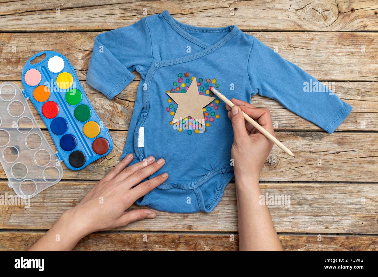 Nahaufnahme der Handzeichnung von Babykleidung Stockfoto
