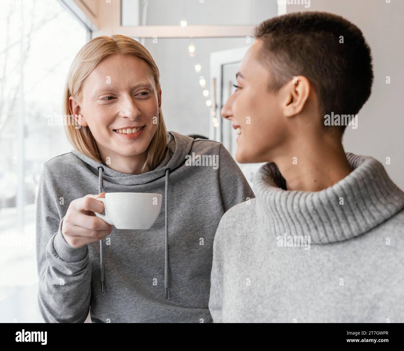 Schließen Sie Smiley Frauen drinnen Stockfoto