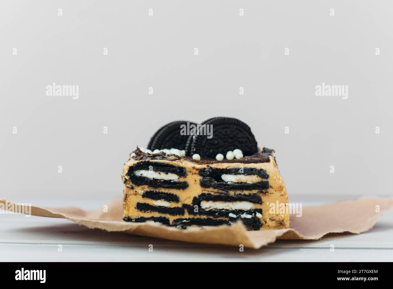 Frisches Keksgebäck, braunes Papier Stockfoto