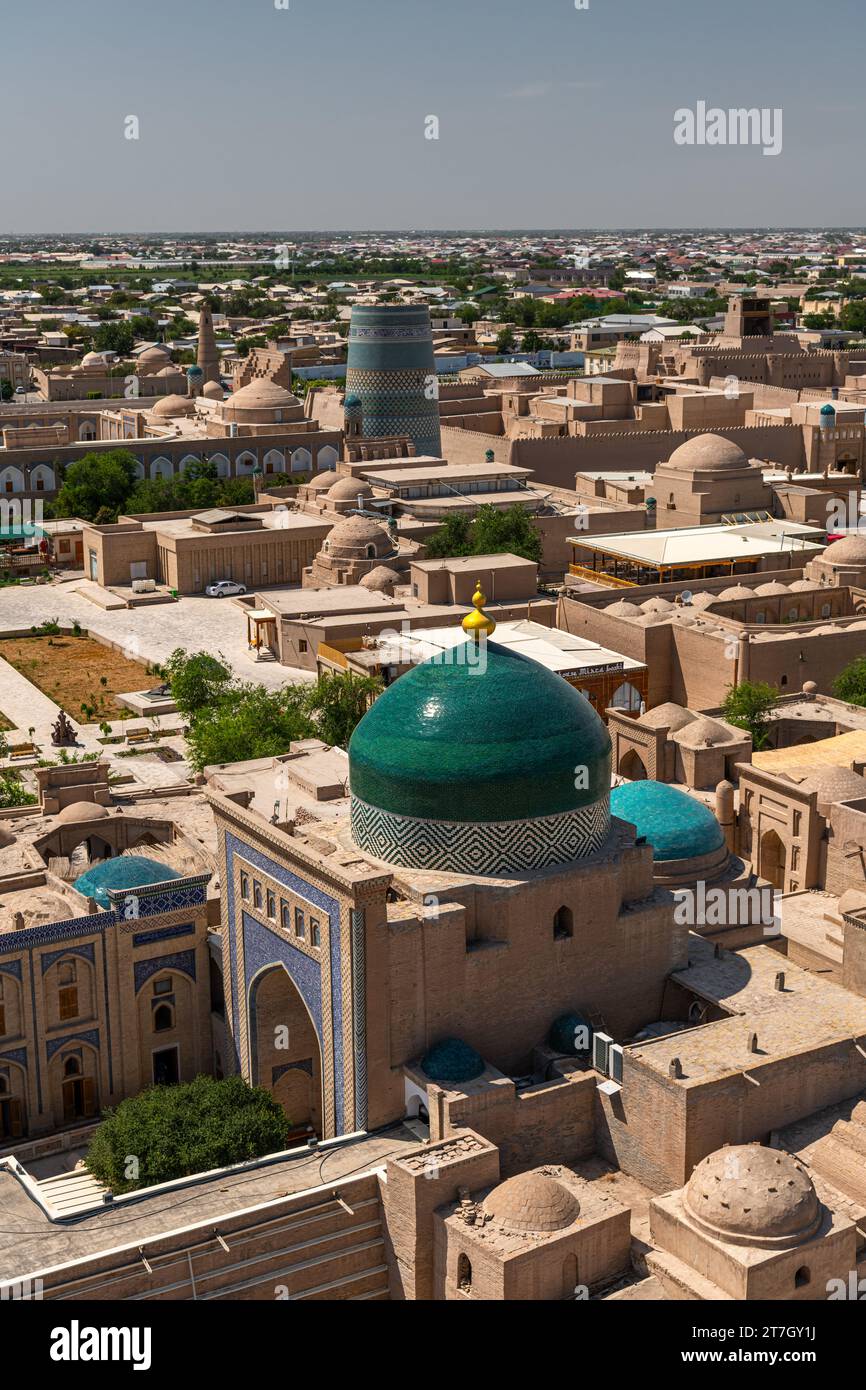 Historische Gebäude von Chiwa (Usbekistan) von oben. Das Gebäude mit grüner Kuppel ist das Mausoleum von Pahlavan Mahmoud. Vordergrund: Mazar-i-Sharif Madrasah Stockfoto