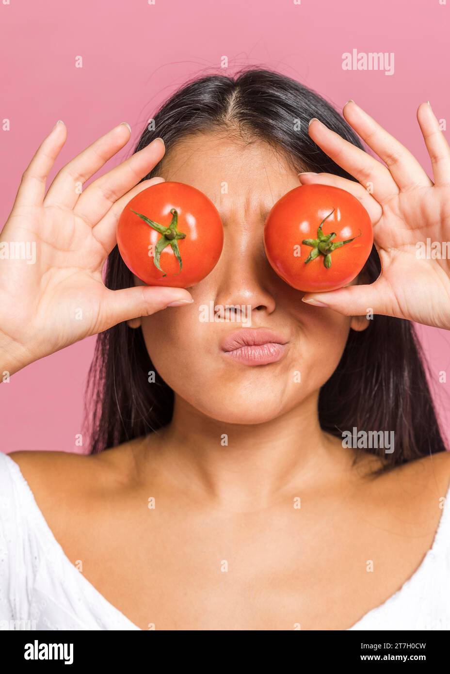 Frau, die Tomaten hält Stockfoto