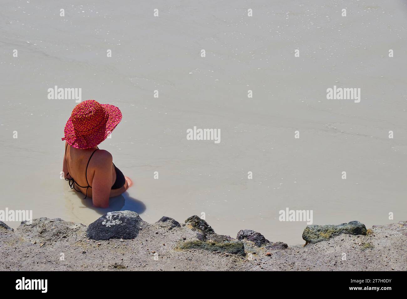 Schlammbecken, I Fanghi di Vulcano, Frau mit rotem Sonnenhut, Detail, Vulcano, Äolische Inseln, Sizilien, Italien Stockfoto