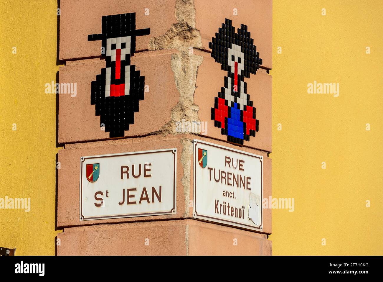 Ecke eines Gebäudes mit Straßennamen und Mosaik eines Mannes und einer Frau, an der Ecke Rue Saint-Jean und Rue Turenne, historisches Zentrum Stockfoto