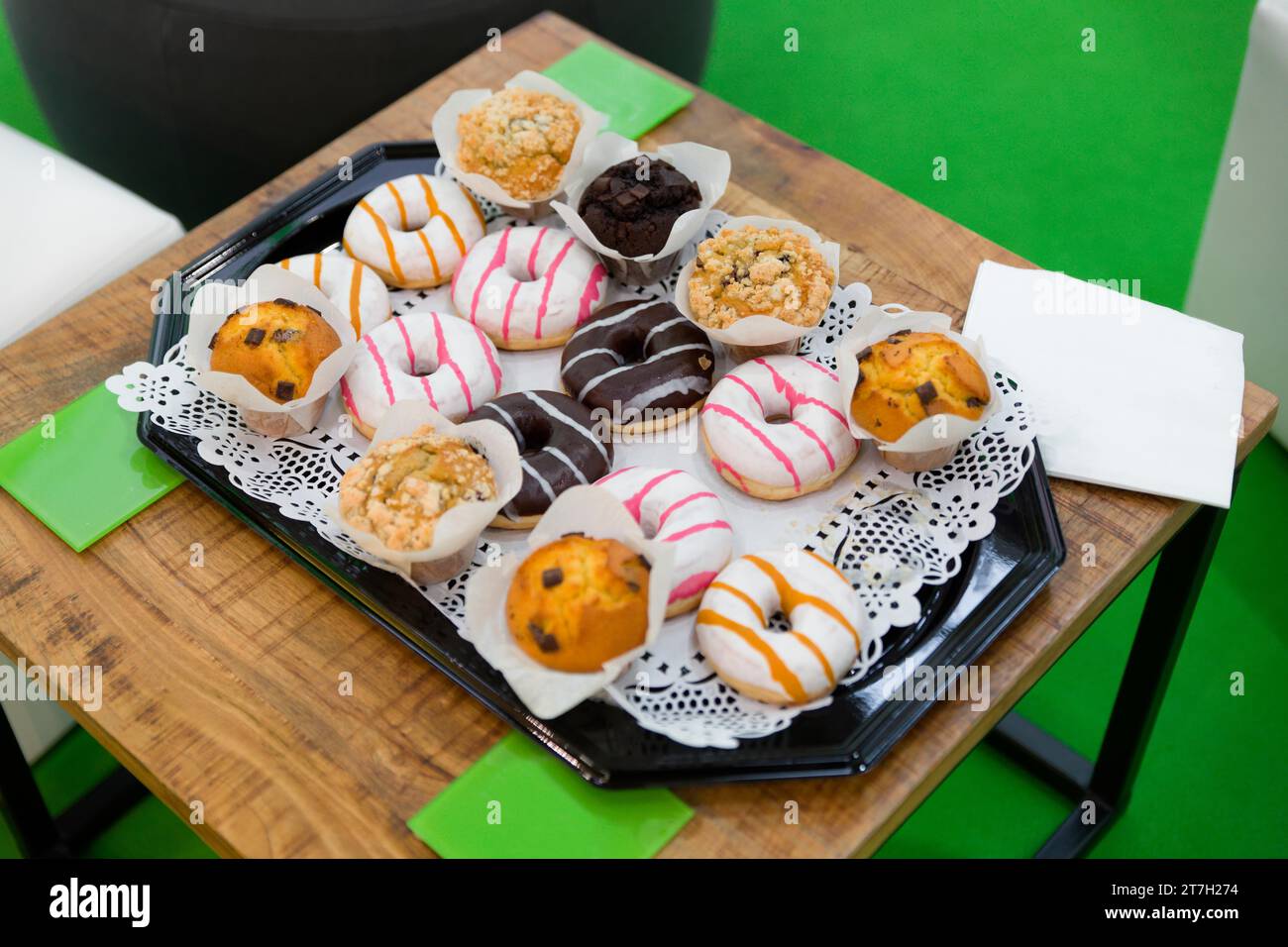 Muffins und Bagels auf einem Tablett Stockfoto