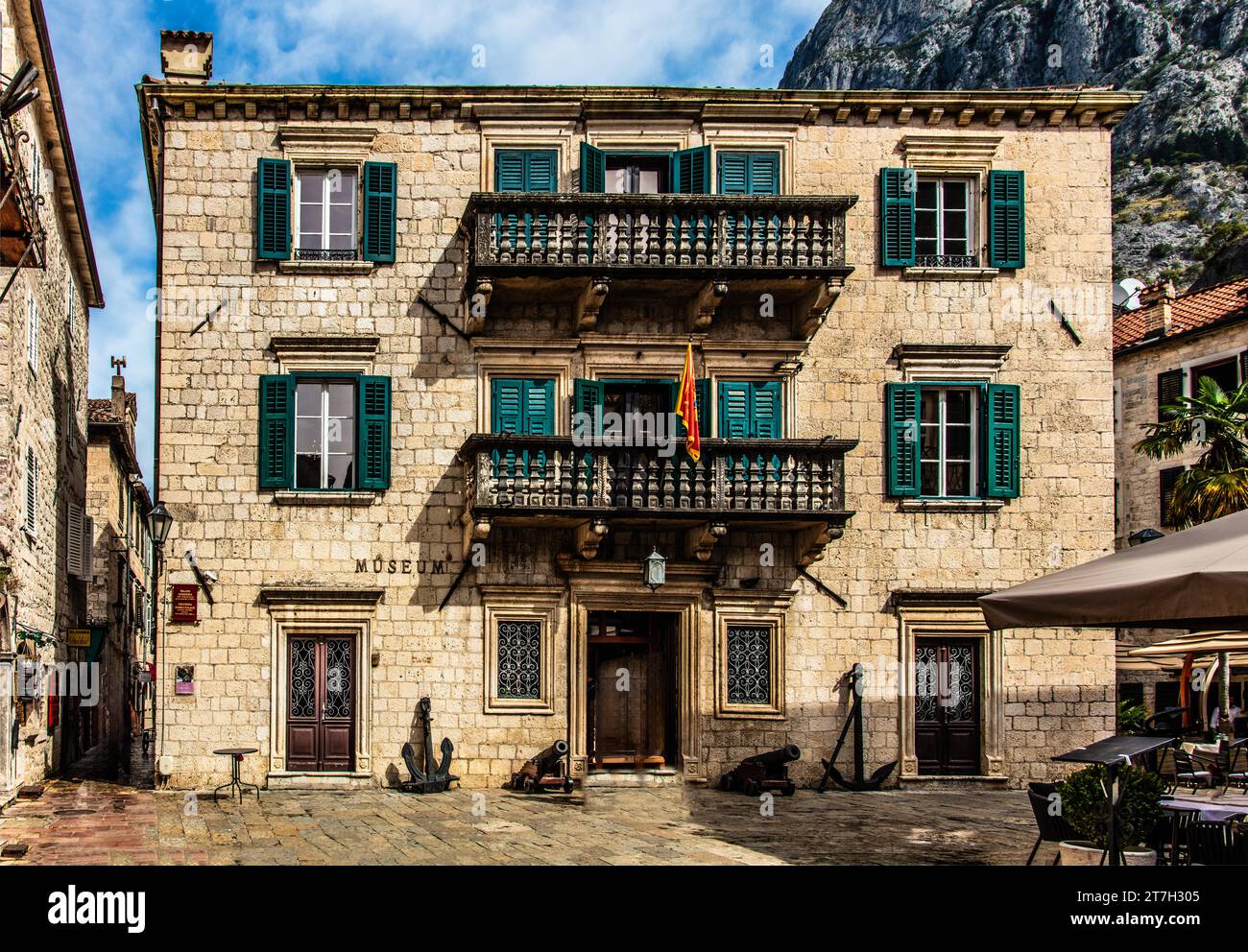 Schloss Grgurina aus dem 18. Jahrhundert im barocken Stil, heute Maritime Museum, mittelalterliche Stadt Kotor mit verwinkelten Gassen, reich an historischen Sehenswürdigkeiten Stockfoto