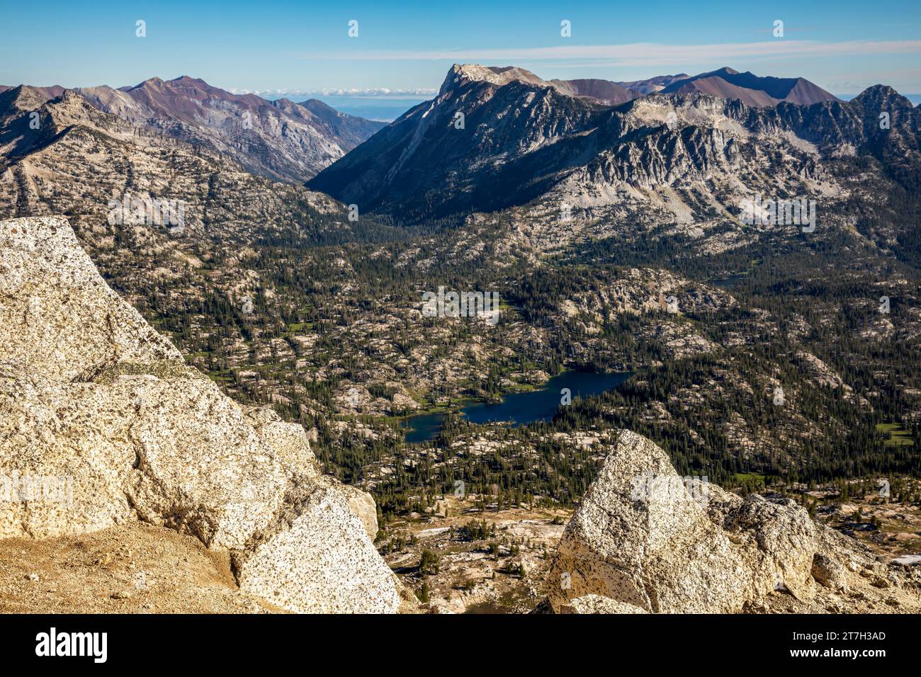 OR02735-00...OREGON - Blick über den Moccasin Lake zum Hurricane Creek Valley und zum Matterhorn in der Eagle Cap Wilderness. Stockfoto