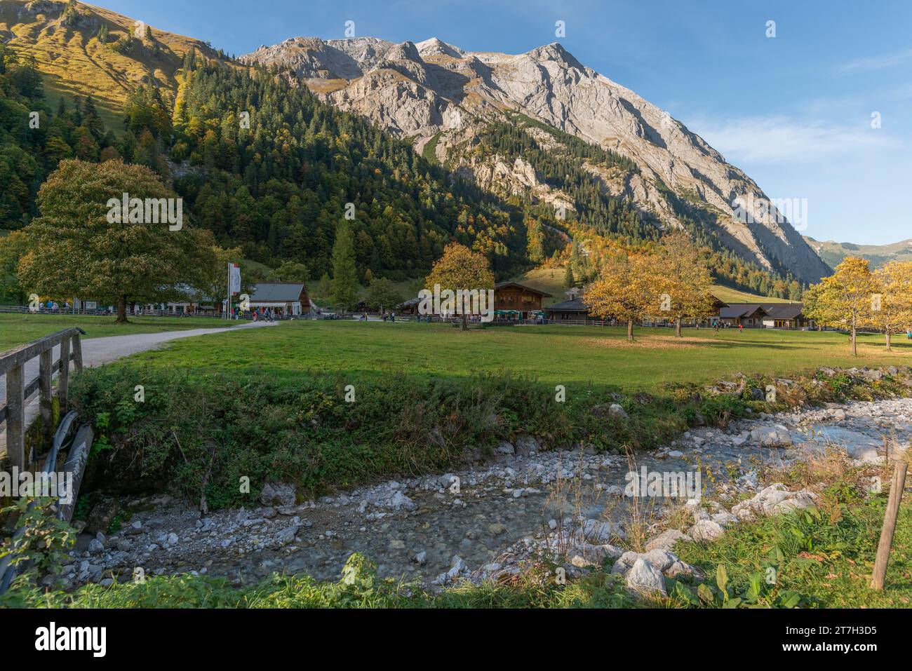 Almdorf eng im Engtal, Bergbach eng-Grund-Bach, Naturpark Karwendel, großer Ahornboden, Hinterriss, Tirol, Österreich Stockfoto