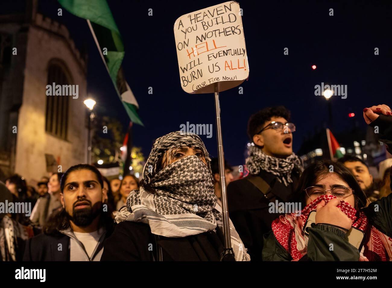 London, Großbritannien. November 2023. Ein Demonstrant hält ein Schild, während er vor dem britischen Parlament in Westminster demonstriert. Palästinensische Anhänger versammeln sich heute Abend vor dem Parlamentsplatz, während die Parlamentsabgeordneten über die Änderung des Waffenstillstands aus der Rede des Königs abstimmen, die von der Scottish National Party (SNP) vorgeschlagen wurde. Sie fordern einen sofortigen Waffenstillstand und die Eindämmung der Bombardements und der unschuldigen Tötung von Palästinensern, die von israelischen Truppen in Gaza gefangen sind. (Foto: Hesther ng/SOPA Images/SIPA USA) Credit: SIPA USA/Alamy Live News Stockfoto