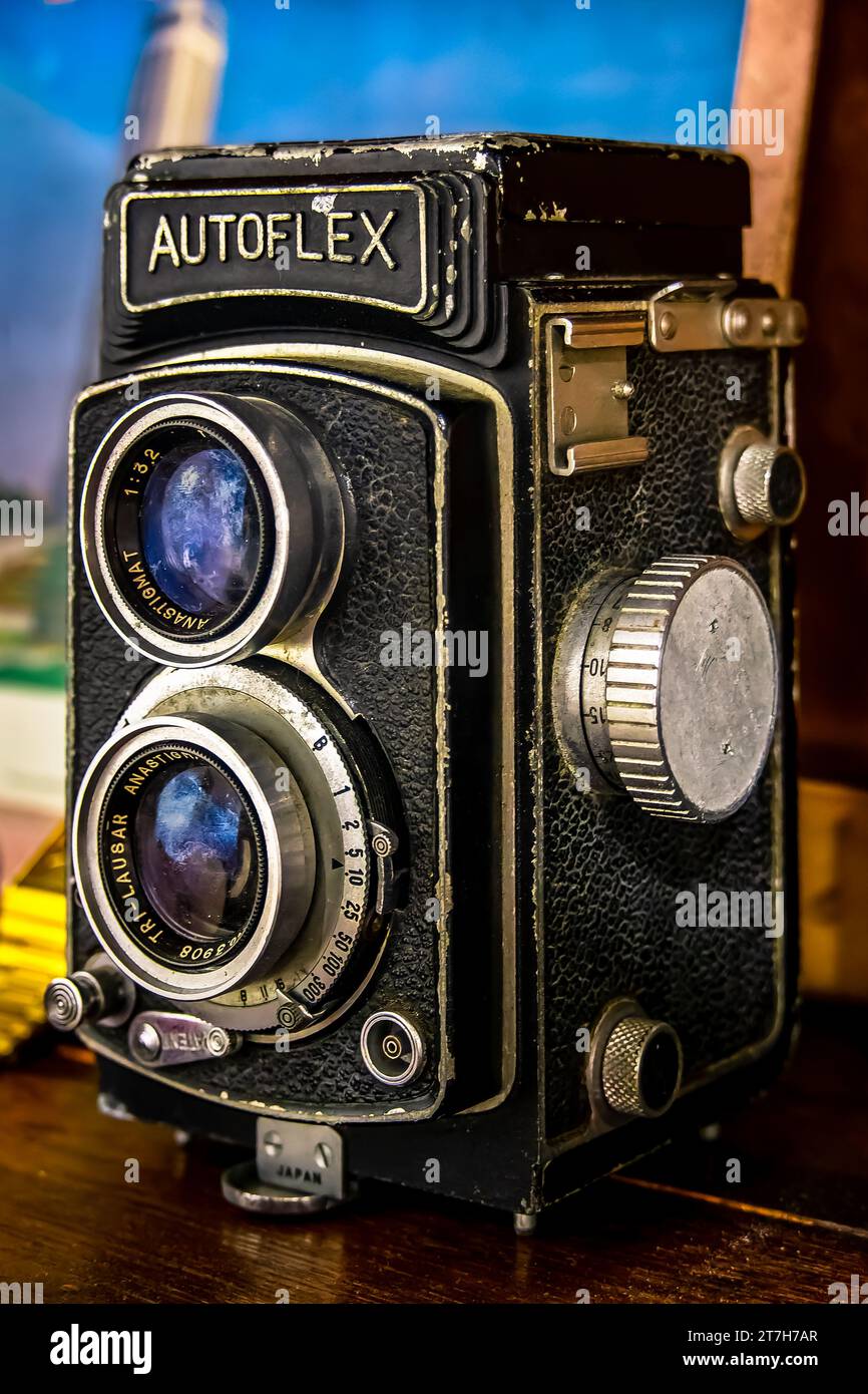 Die Autoflex Twin Lens Reflex Kamera ist eine ungewöhnliche japanische Kamera, die um 1957 hergestellt wurde. Stockfoto