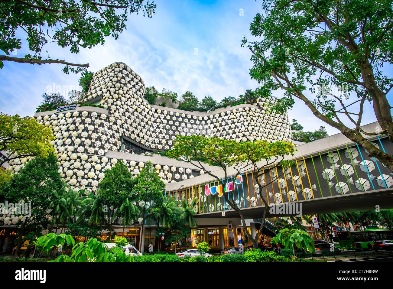 Blick auf das Einkaufszentrum Bugis Plus in der Innenstadt von Singapur. Stockfoto