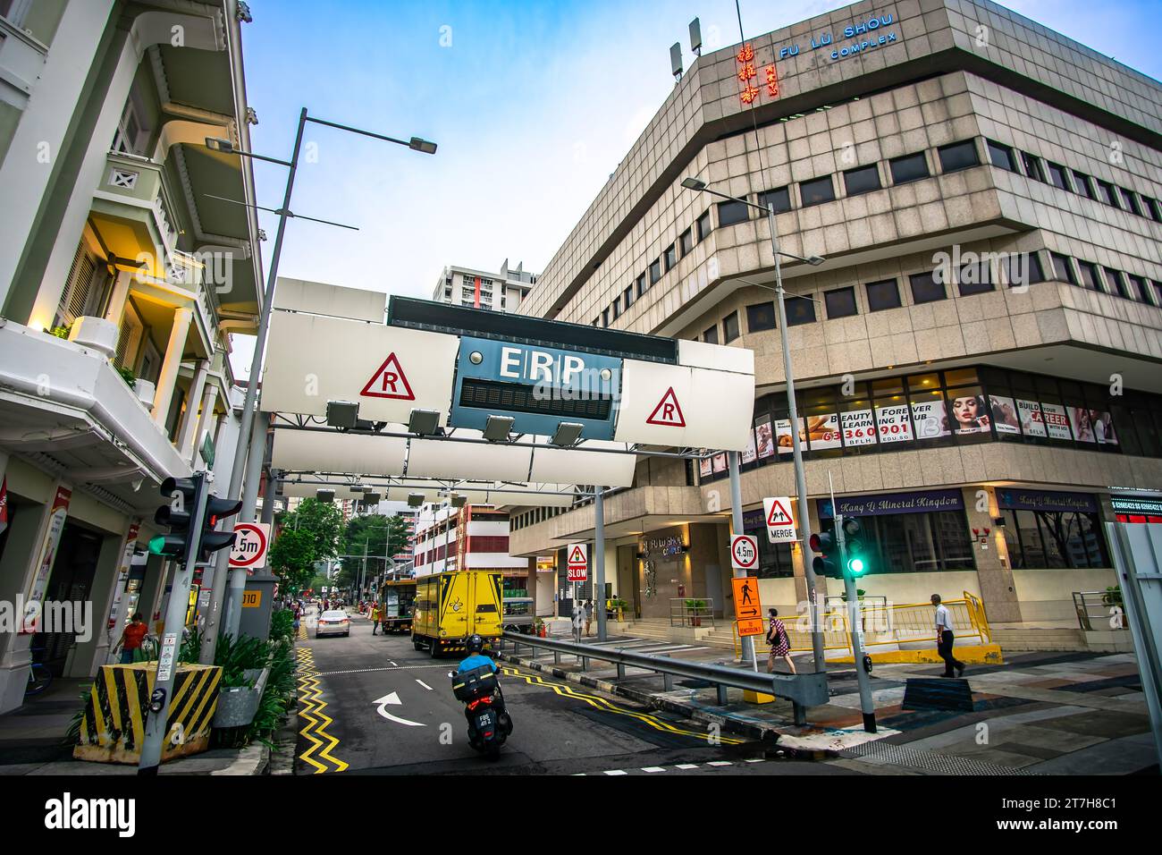 Electronic Road Pricing (ERP) Gantry im CBD-Gebiet. Es wird verwendet, um die Verkehrsstaus in Singapur zu verwalten. Stockfoto