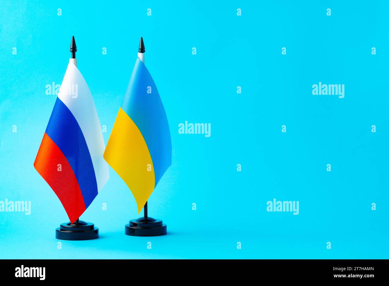 Kleine Fahnen Russlands und der Ukraine auf Fahnenmasten Stockfoto