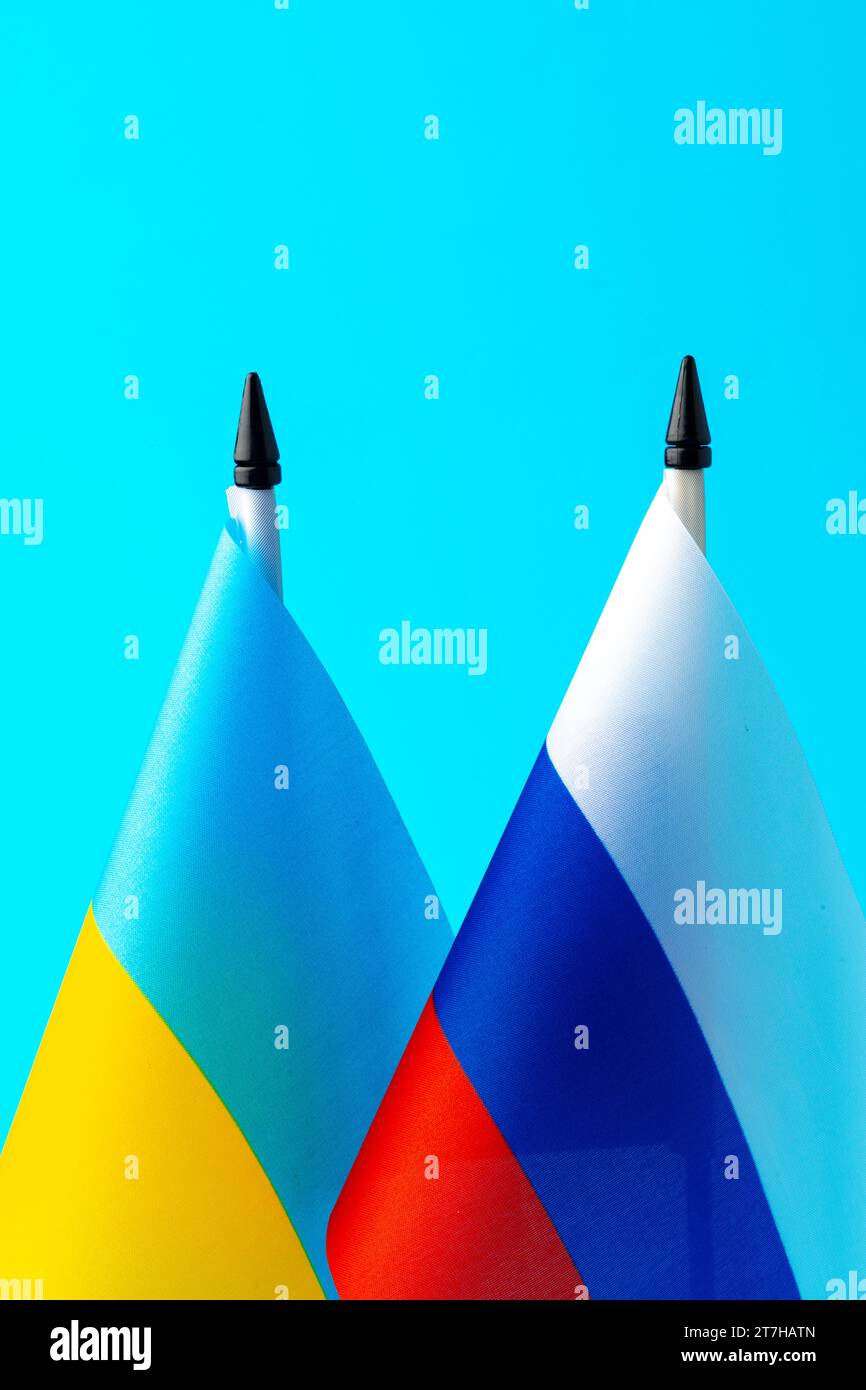 Kleine Fahnen Russlands und der Ukraine auf Fahnenmasten Stockfoto