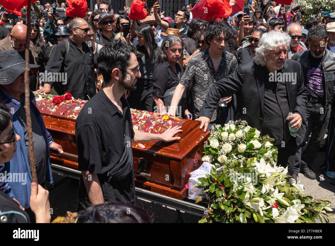 Santiago, Chile. November 2023. Verwandte, Witwe des Sängers VICTOR JARA, beschuldigen ihren Sarg auf dem Generalfriedhof von Santiago, Chile. November 2023. (Foto: Joshua Arguello/NurPhoto)0 Credit: NurPhoto SRL/Alamy Live News Stockfoto