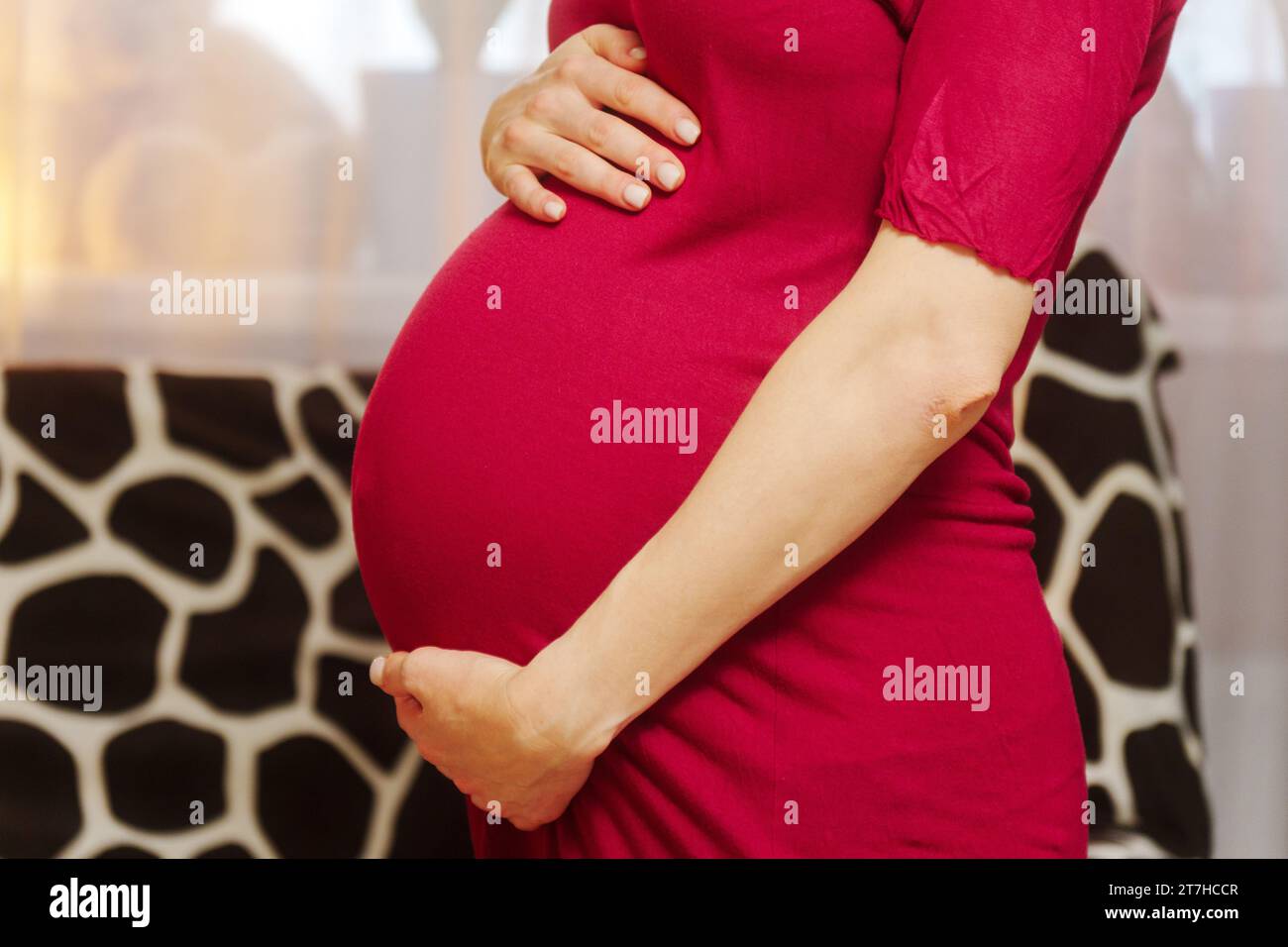 Bauch einer schwangeren Frau. Warten auf ein Kind. Das Konzept von Schwangerschaft, Mutterschaft, Vorbereitung und Erwartung. Stockfoto