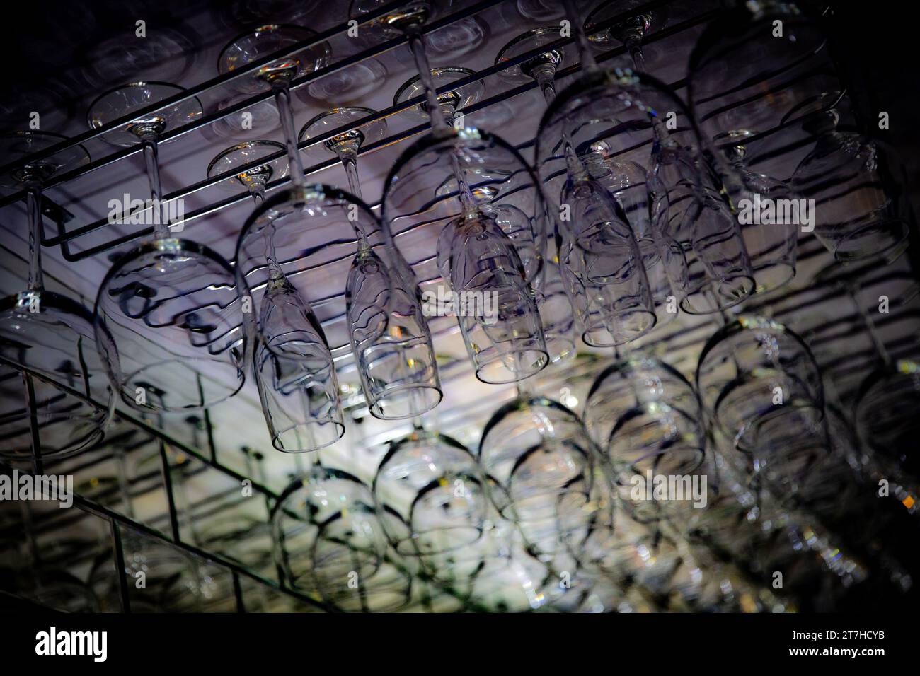 Künstlerisches Aussehen von Glaswaren auf einem Regal Stockfoto