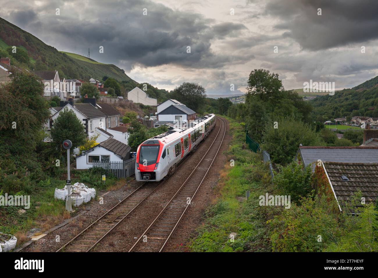 Transport für Wales Klasse 231 Stadler FLIRT DMU Zug 231009 ab TIR-Phil im Rhymney Valley, Südwales, Großbritannien Stockfoto