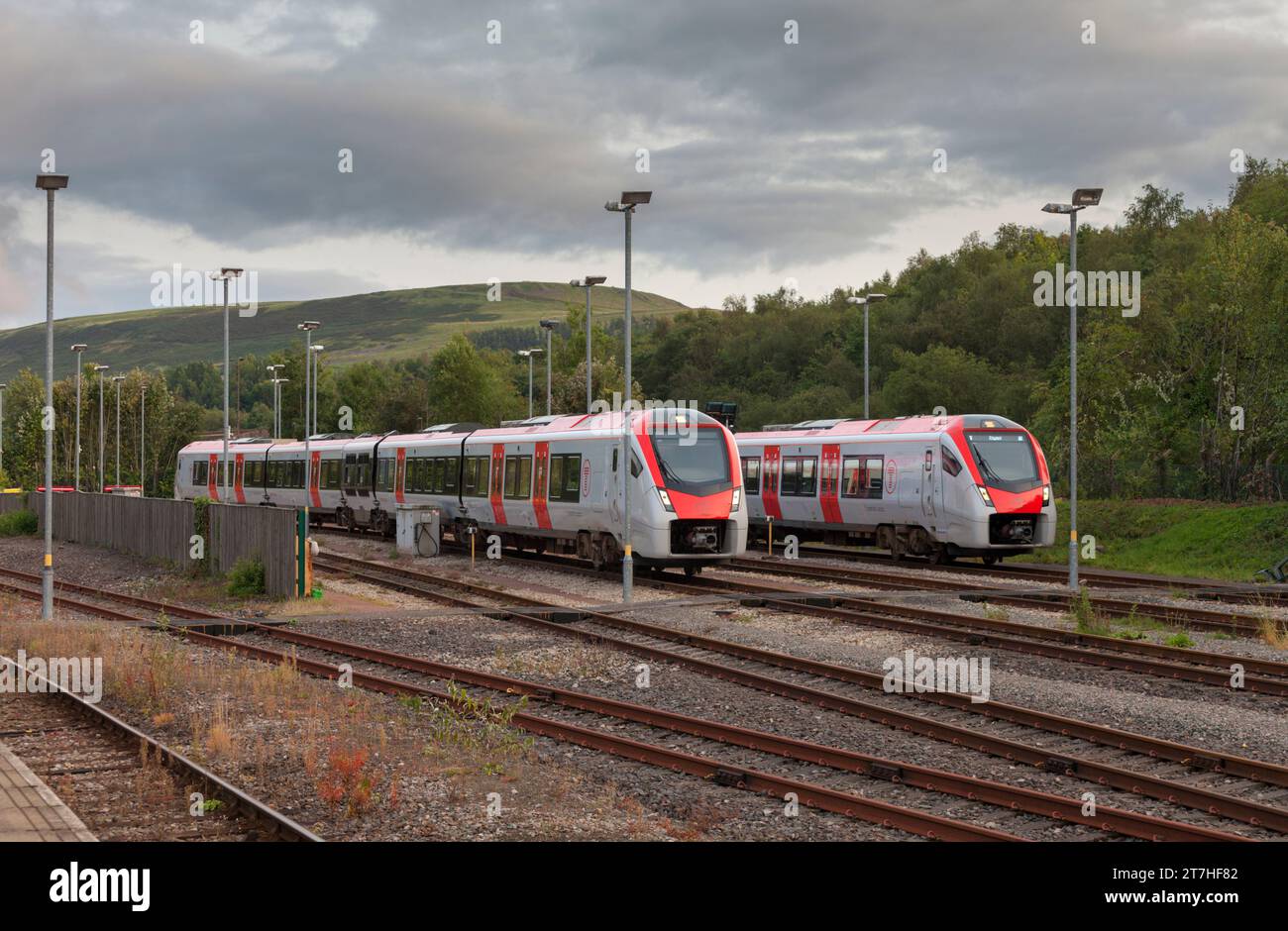 Transport für Wales Baureihe 231 Stadler FLIRT DMU Züge 231004 und 231008 in Rhymney, dem Endbahnhof der Rhymney Valley Railway Line in Südwales, Großbritannien Stockfoto