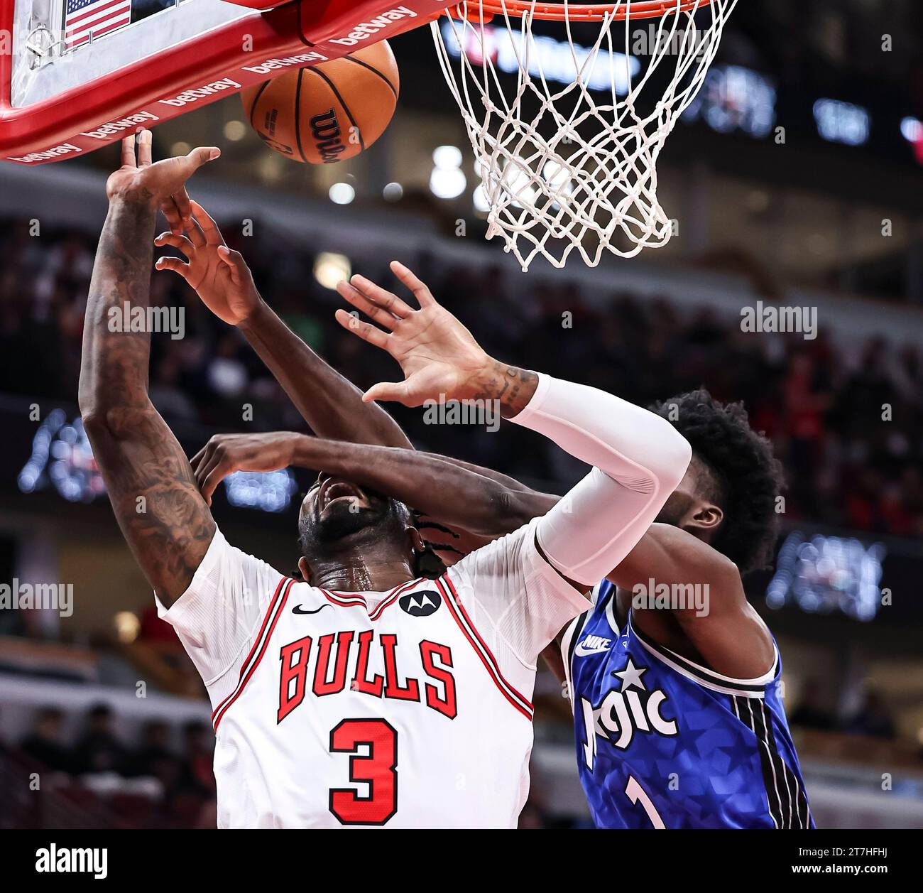 Chicago, US-Bundesstaat Illinois. November 2023. Andre Drummond (L) der Chicago Bulls wird am 15. November 2023 im United Center in Chicago, US-Bundesstaat Illinois, von Jonathan Isaac (R) der Orlando Magic gegen die Chicago Bulls angegriffen. Quelle: Joel Lerner/Xinhua/Alamy Live News Stockfoto