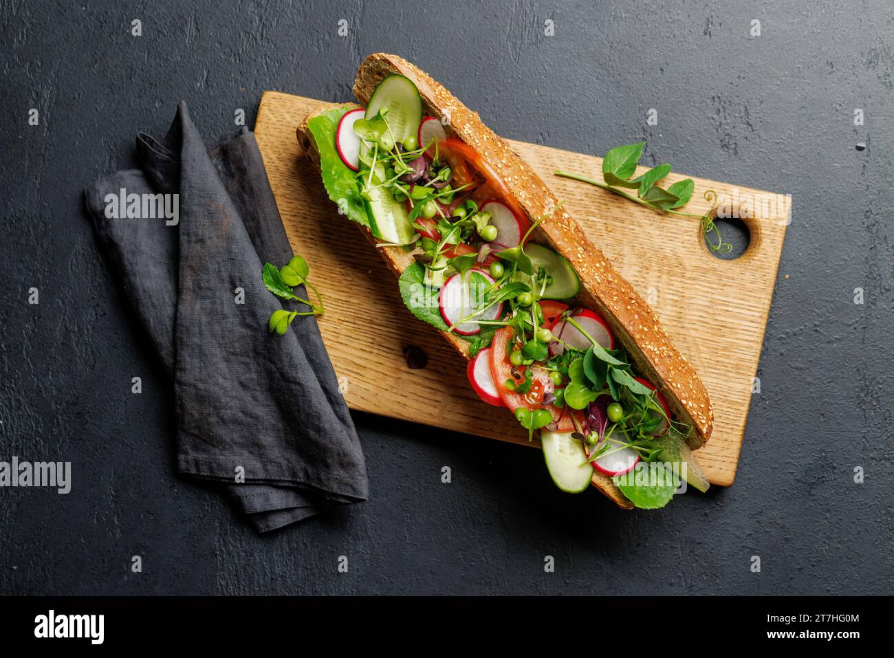 Köstliches vegetarisches Sandwich gefüllt mit einem frischen Baguette, gefüllt mit Geschmack und gesunden Zutaten Stockfoto