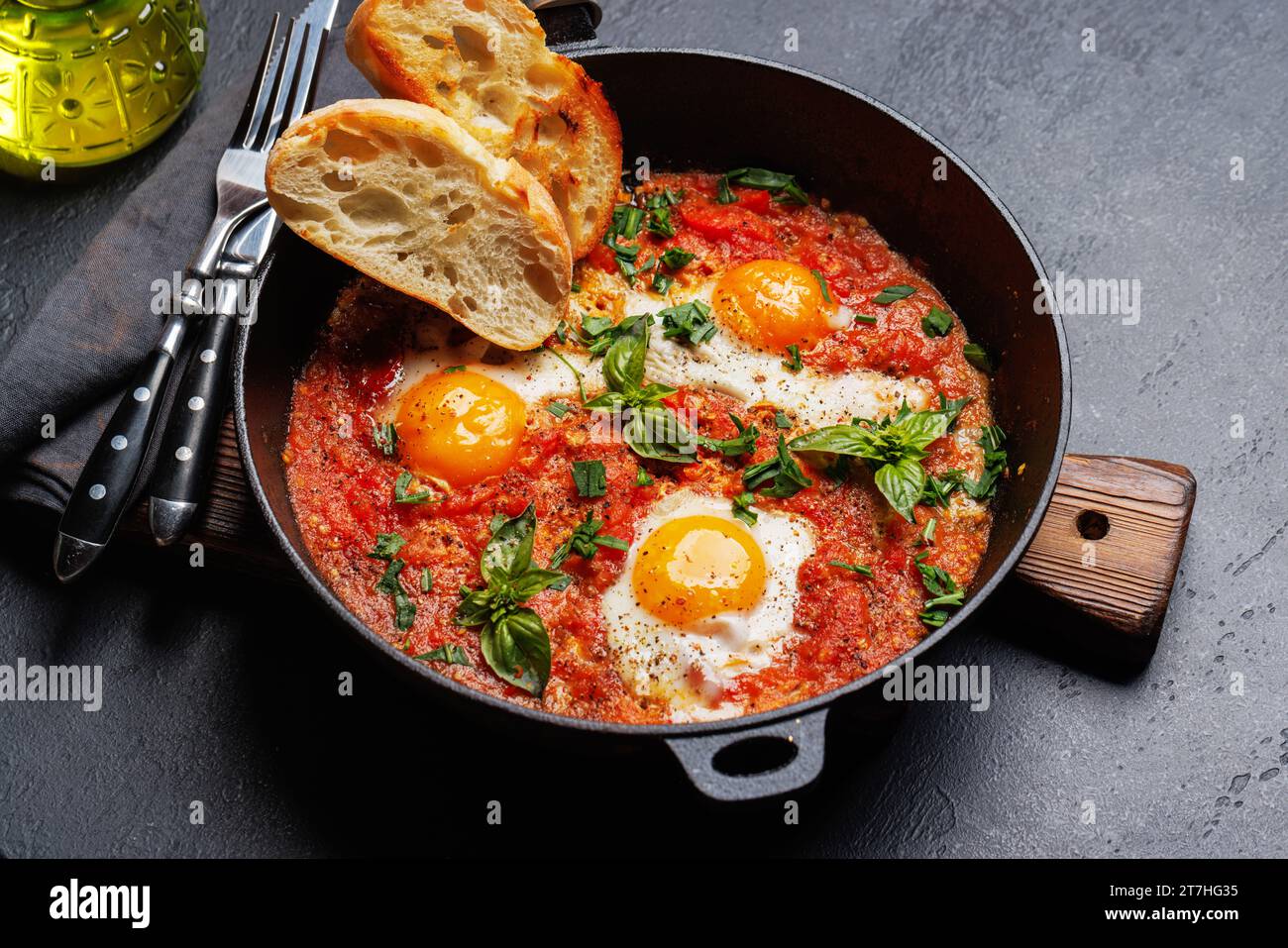 Leckeres Shakshuka-Frühstück in einer Pfanne Stockfoto