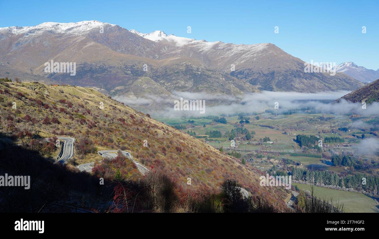 Blick auf das Wakatipu Basin von der Crown Range Road in der Nähe von Queenstown, Neuseeland Stockfoto