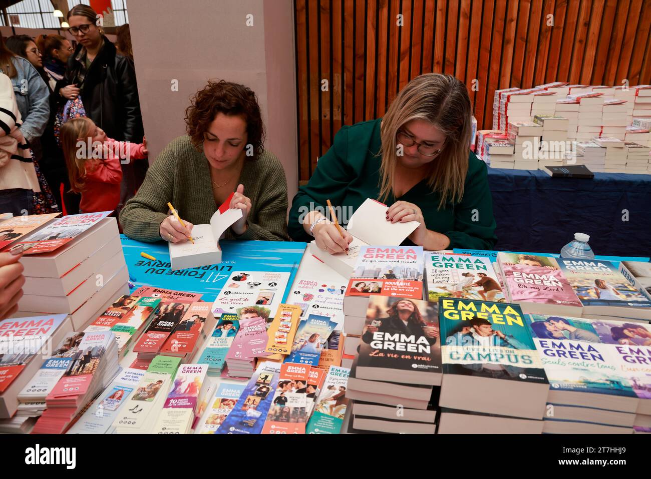 Emma Grenn ein erfolgreiches Pseudonym für zwei Autoren. Hinter dem Pseudonym verbirgt sich Emma Green ein Duo Pariser Autoren. Indem man bei einem Pariser Joou Bindungen bildet Stockfoto