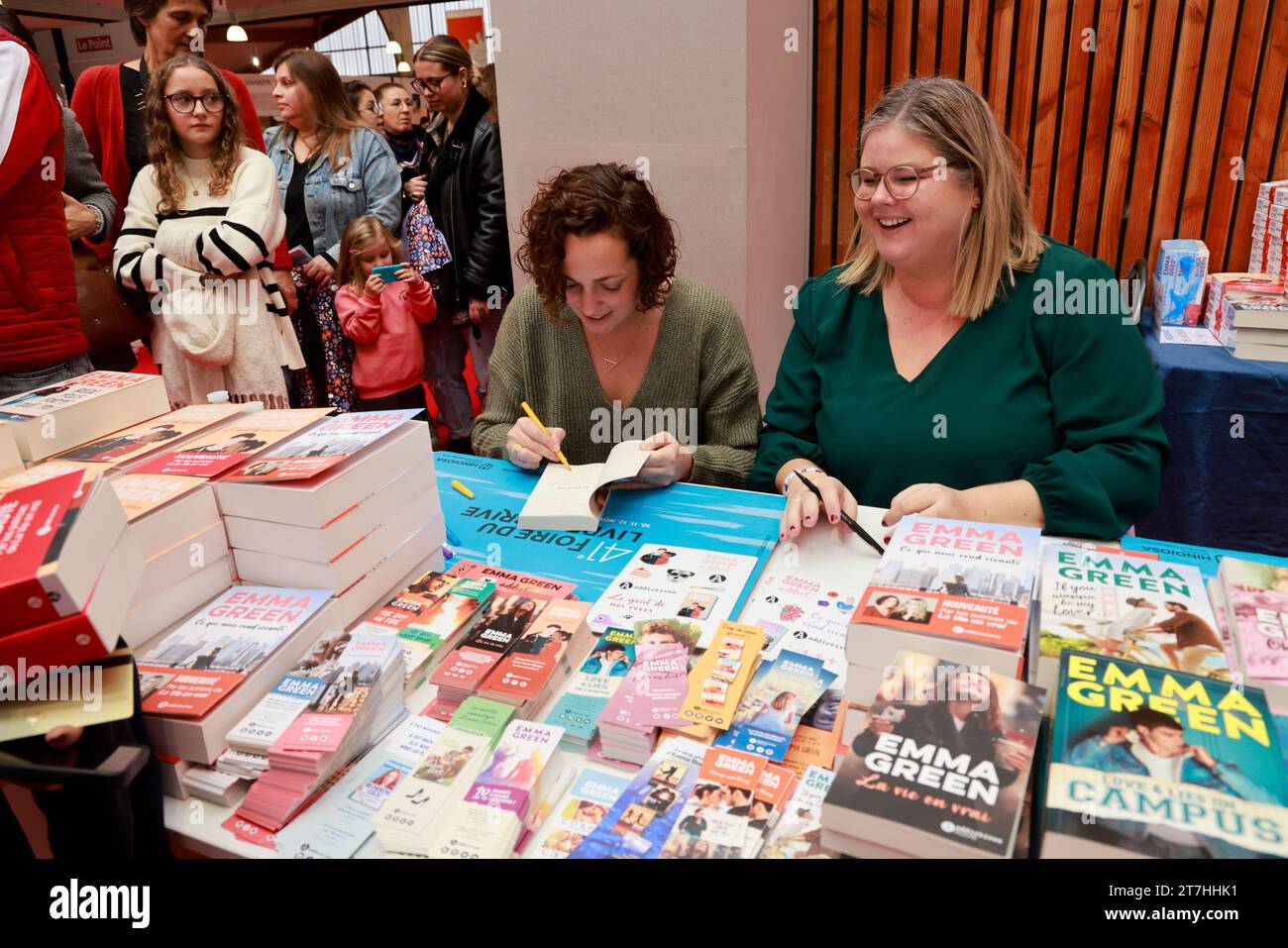 Emma Grenn ein erfolgreiches Pseudonym für zwei Autoren. Hinter dem Pseudonym verbirgt sich Emma Green ein Duo Pariser Autoren. Indem man bei einem Pariser Joou Bindungen bildet Stockfoto