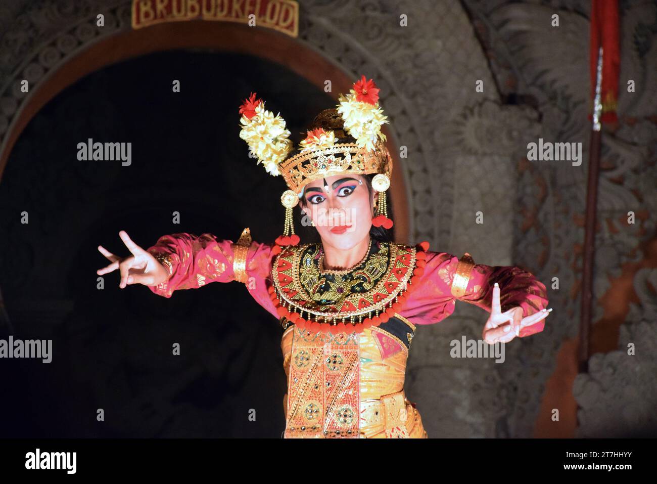 Indonesische Schauspielerin in traditioneller Kleidung während einer typischen barong-Tanzvorstellung im Ubud-Theater in Bali, Indonesien Stockfoto