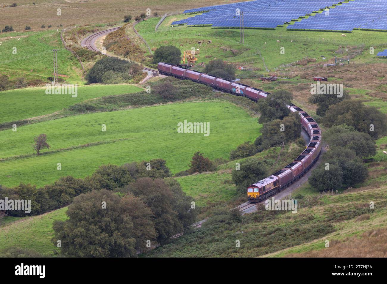 DB Cargo Baureihe 66 Lokomotive kurz nach Abfahrt von der Tagebaustelle Cwmbargoed mit einem Güterzug mit Tagebaukohle Stockfoto