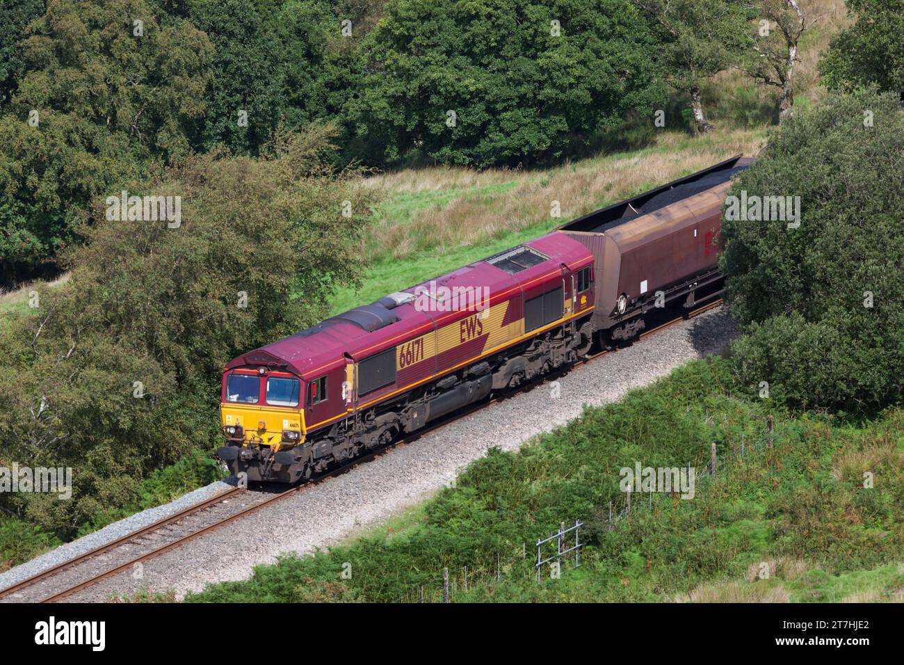 DB Cargo Baureihe 66 Lokomotive kurz nach Abfahrt von der Tagebaustelle Cwmbargoed mit einem Güterzug mit Tagebaukohle Stockfoto