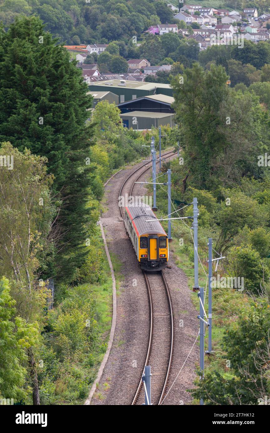 Transport der Wales-Baureihe 150 DMU-Zug 150267 vorbei an Ysgubor Newydd (südlich von Merthyr Tydfil) mit teilweise abgeschlossener Elektrifizierung der Strecke Stockfoto