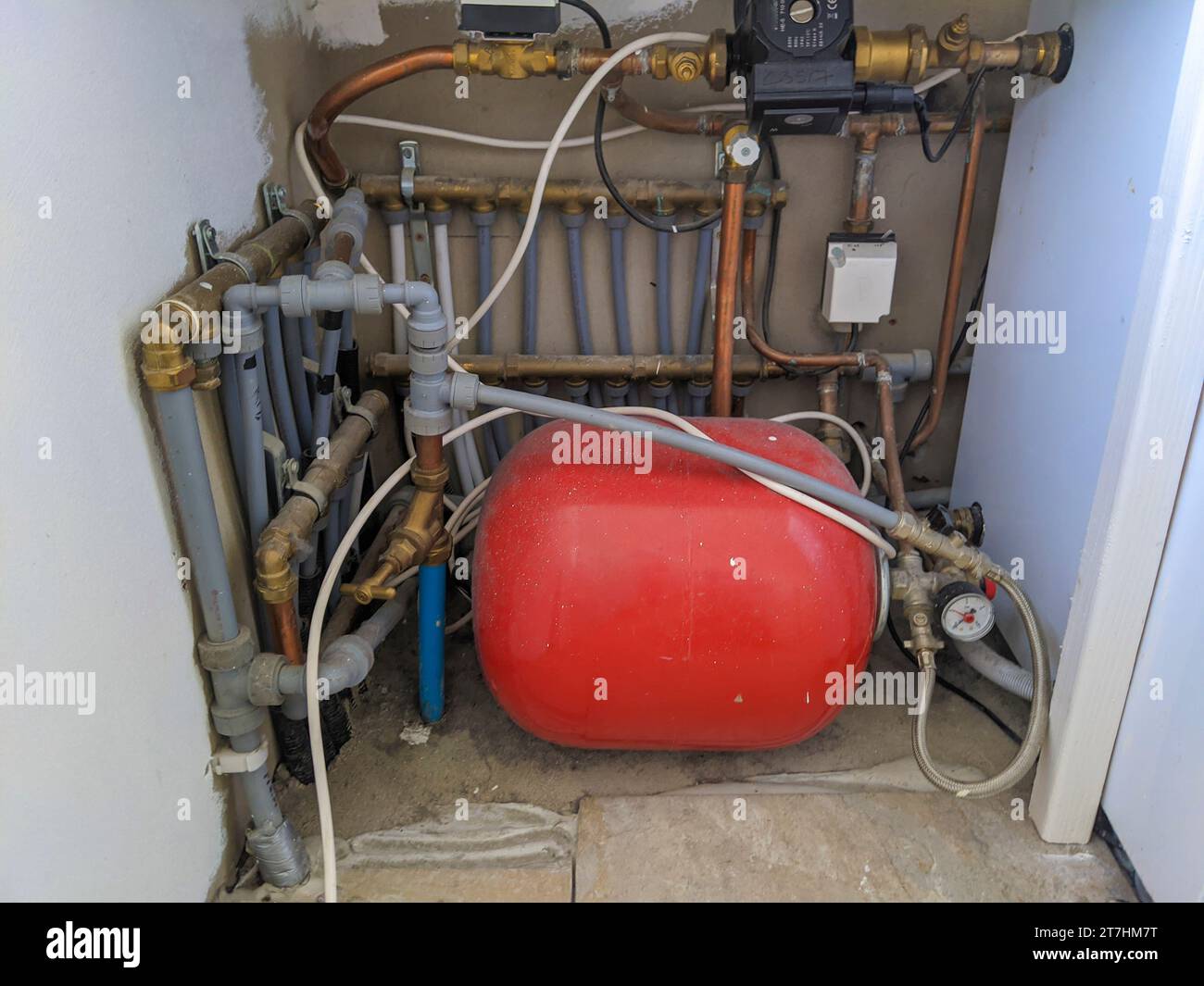 Heißwasser-Expansionszylinder und Krümmersystem in einem britischen Haus Stockfoto
