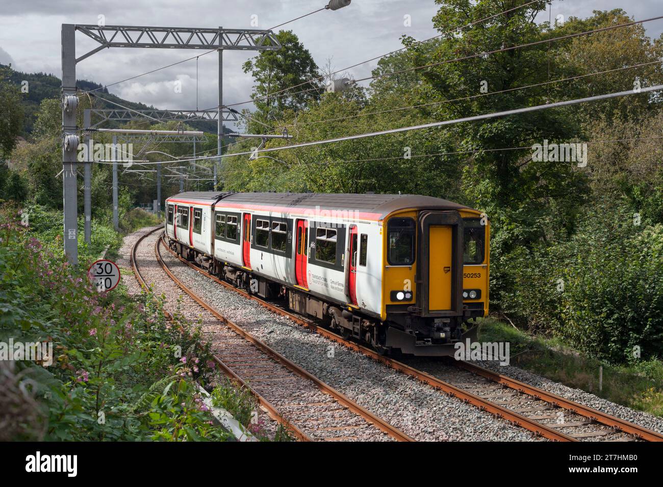 Transport des walisischen DMU-Zuges der Baureihe 150 150253 in Cwmpennar South Wales, der von der eingleisigen Strecke in den zweigleisigen dynamischen Schleifenabschnitt fährt Stockfoto