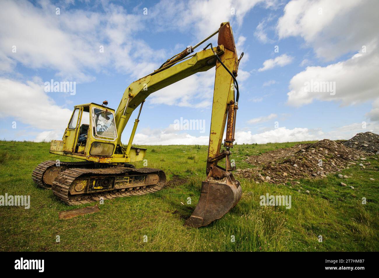 Hymac 580 Raupenbagger digger in einem ländlichen Bauernhof Feld. Stockfoto