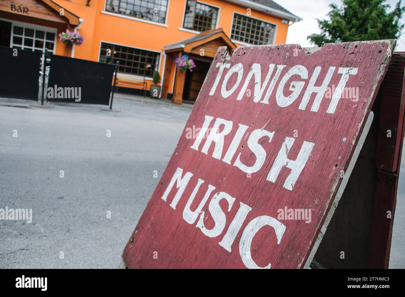 Außerhalb ein Irish Pub, die traditionellen irischen Musik Werbung melden Stockfoto