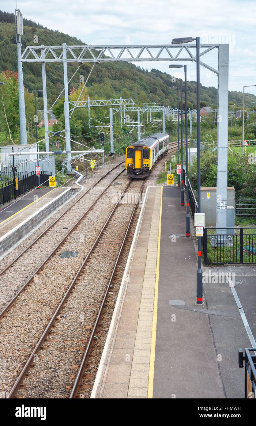 Transport für den walisischen Dieselzug der Klasse 150 mit Ankunft am Bahnhof Mountain Ash, South Wales, Großbritannien Stockfoto