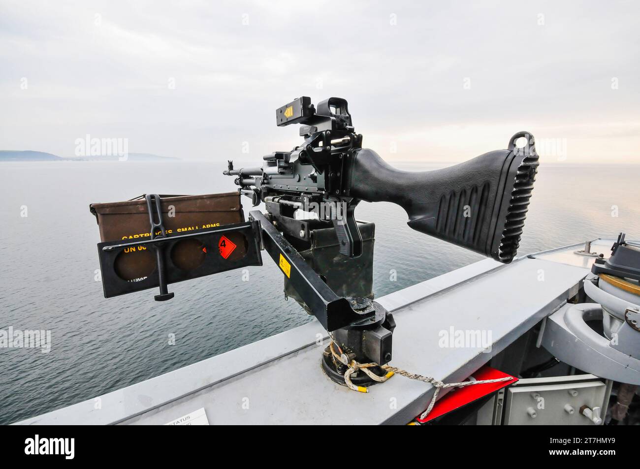 Belfast, Nordirland. 07/2014 - General Purpose Machine Gun (GPMG) mit Munitionsbox, montiert auf dem Royal Navy Type 45 Zerstörer HMS Dun Stockfoto