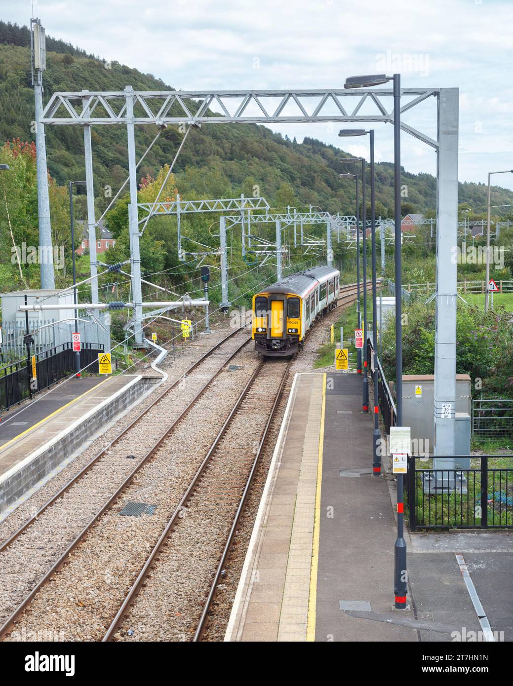 Transport für den walisischen Dieselzug der Klasse 150 mit Ankunft am Bahnhof Mountain Ash, South Wales, Großbritannien Stockfoto