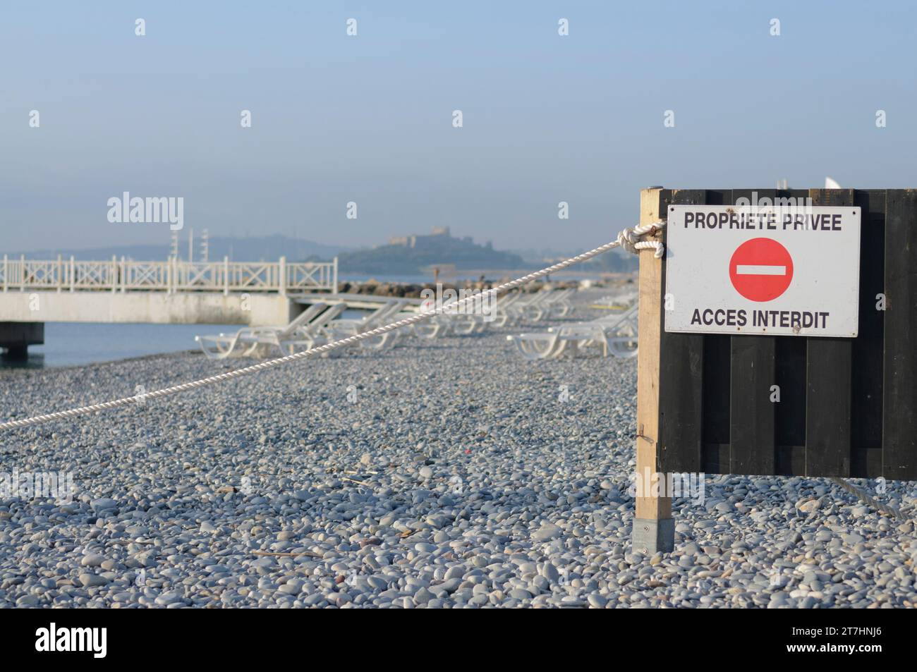 Französische "Private Property - geben Sie nicht" Schild an einem Privatstrand Stockfoto